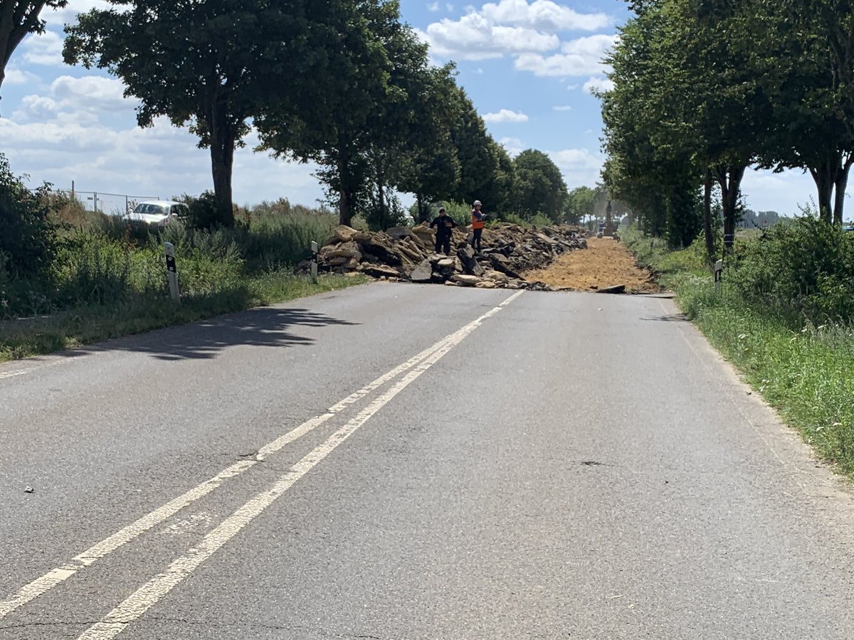 DanniPilger's tweet photo. Gespräch mit Aktivisti die die Landstraße #l277 besetzt haben sobald sie weg sind (in 10 min gehen die von alleine) kommt der Bagger und vernichtet auch den Teil bei #Keyenberg, ein Statement eines Besetzers https://t.co/ghANL35inE #lützerath #AlleDoerferBleiben https://t.co/KX6NtTjeWt