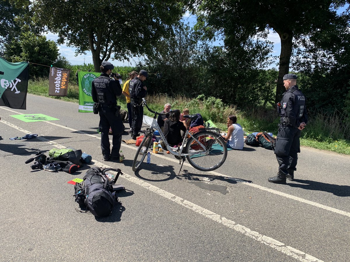 DanniPilger's tweet photo. Gespräch mit Aktivisti die die Landstraße #l277 besetzt haben sobald sie weg sind (in 10 min gehen die von alleine) kommt der Bagger und vernichtet auch den Teil bei #Keyenberg, ein Statement eines Besetzers https://t.co/ghANL35inE #lützerath #AlleDoerferBleiben https://t.co/KX6NtTjeWt