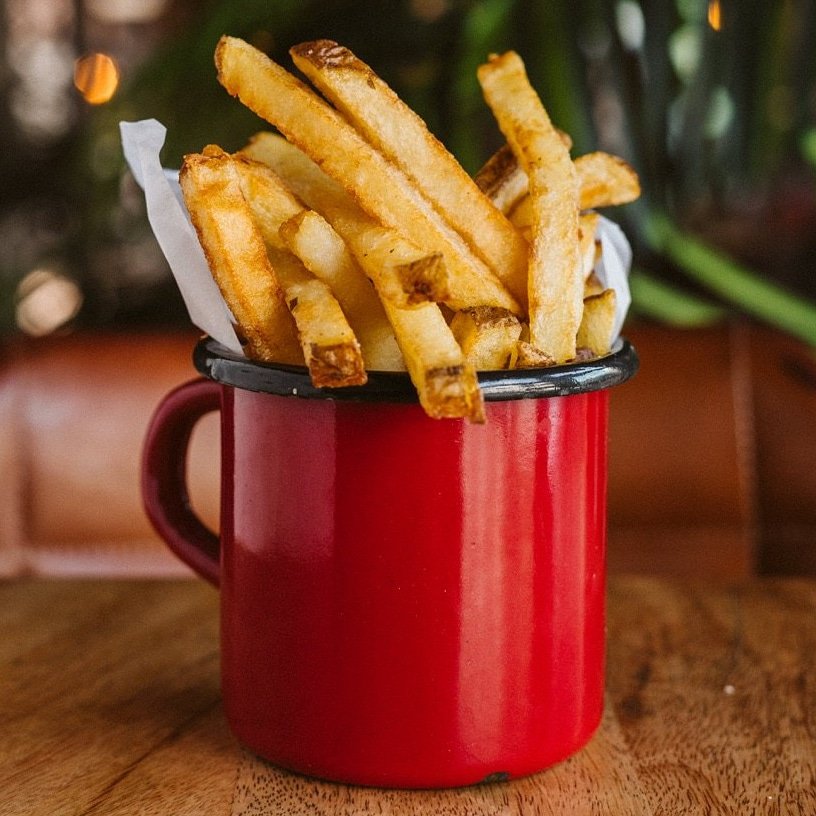 200gramosBurger's tweet photo. ¿Eres el monstruo de las #papas?👹🍟 Manifiéstate si te las comes de 8 en 8 😂🔎👀 Las nuestras son #Papasfritas canarias cortadas a mano por nuestro equipo de cocina!! Es que los ❌congelados🚫 no tienen sitio en #200Gramos 💪🙅🙅♂️
#BacktoBurger #marcacanaria100por100 https://t.co/TfftdZIbwT