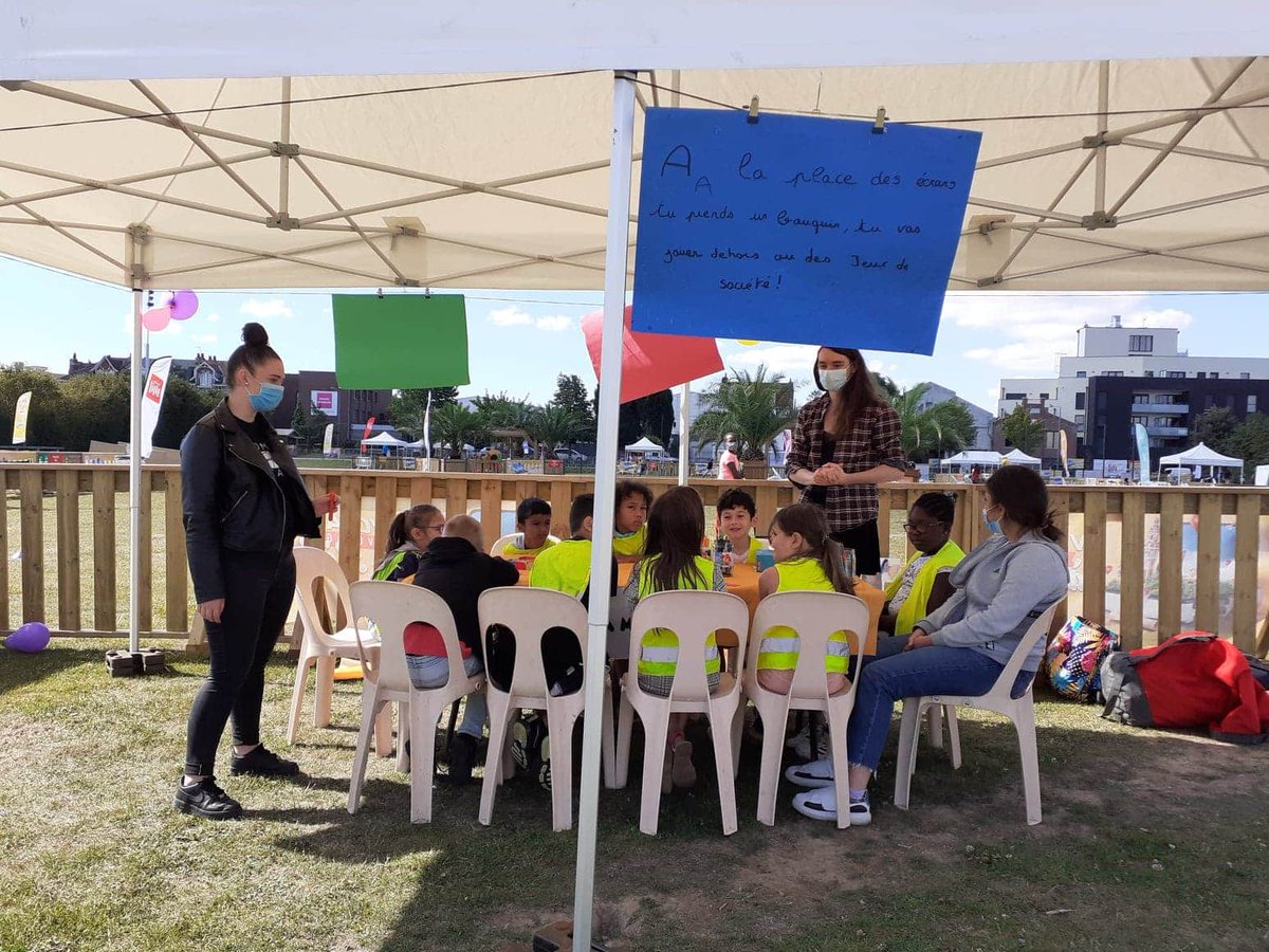 de_francas's tweet photo. Un Barnum, un été 2020  Voyage.. Ville de Lille 1ere pour les Francas sur le quartier Lille sud Et se rendre compte que les jeunes prennent leur place pour agir avec et auprès des enfants et de leurs familles, expressions Radio Francas, faire du livre un réel plaisir de voyager https://t.co/0Llu1BxHia