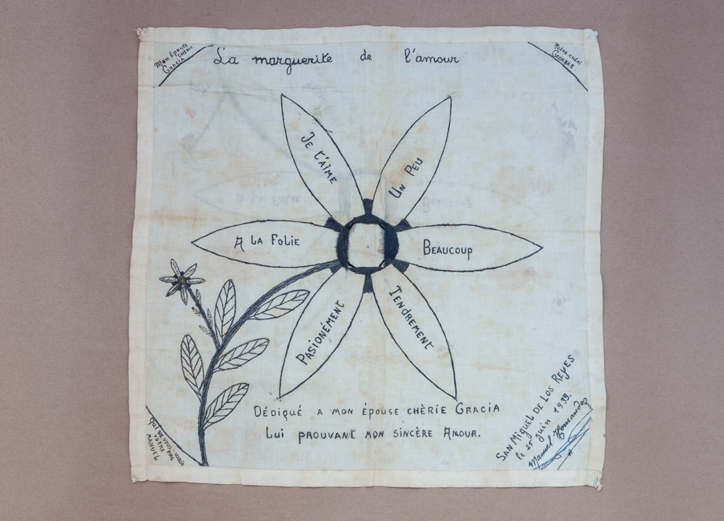 helenacerveto's tweet photo. #SecciónÁureaR3 Un acto de amor, de @PabloChacon_ . La historia del enterrador de Paterna, Leoncio Badía, a través de los objetos que guardó de los fusilados y que por primera vez se fotografían. Minuto 10. https://t.co/L7HyG5owyB https://t.co/qR93yhIOgE
