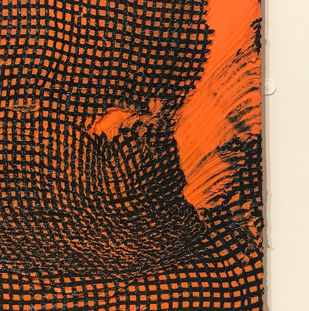 JMPaintingPrize's tweet photo. 1/2 In 2004, #JohnMoores23 was won by #AlexisHarding with his painting 'Slump/ Fear (orange/black)'. Its creation saw Harding pour oil paint onto primed MDF board. Still wet, quick-drying gloss paint was poured over it through a perforated guttering, making the ‘grid’. https://t.co/5YUvdCanKJ