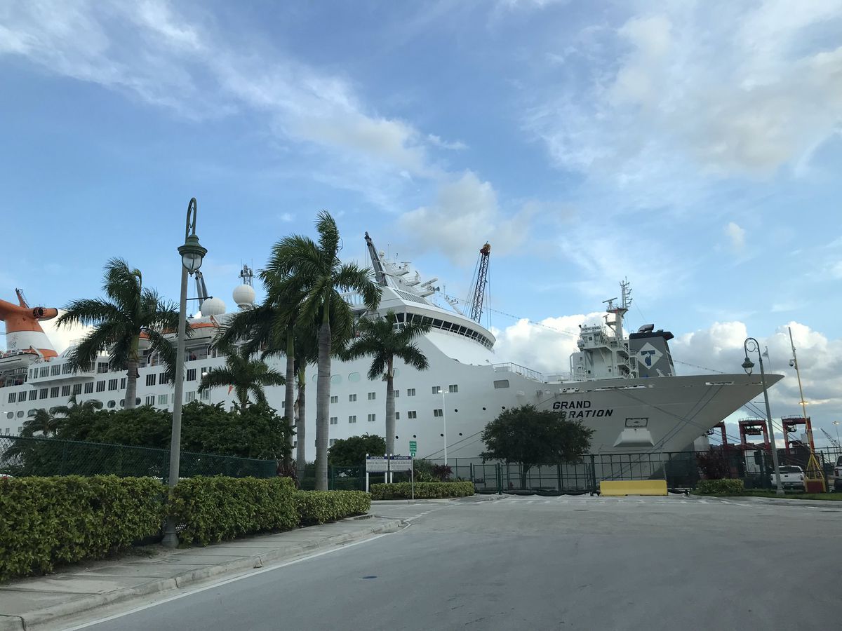 orlandosentinel's tweet photo. Bahamas curb on Americans’ travel leaves opening for private planes and boats https://t.co/jfkbndErOa https://t.co/eMkECLP0Xh