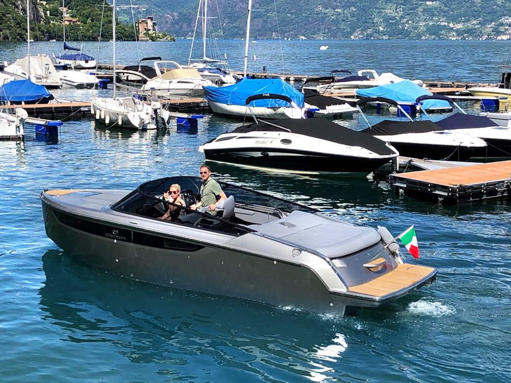 Cranchi_Yachts's tweet photo. We say goodbye to a beautiful E26 Classic while it is sailing away on Lake Como.
Discover the true essence of the Dolce Vita, sporty 8 meter day cruiser, with a unique and sophisticated style 👉🏻 https://t.co/FsAlxFPyDl
#cranchi #cranchiyachts #E26Classic https://t.co/1eiKOUjpJf