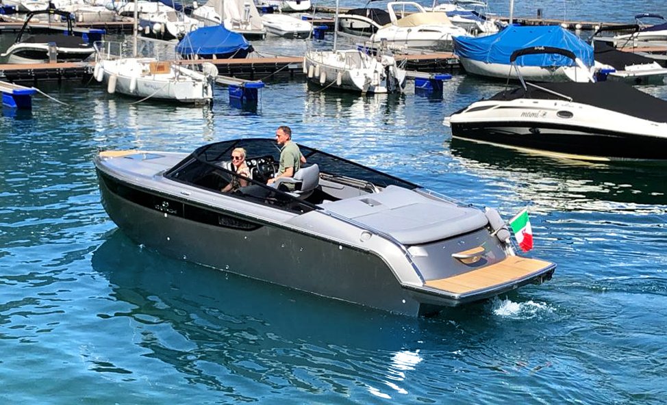 Cranchi_Yachts's tweet photo. We say goodbye to a beautiful E26 Classic while it is sailing away on Lake Como.
Discover the true essence of the Dolce Vita, sporty 8 meter day cruiser, with a unique and sophisticated style 👉🏻 https://t.co/FsAlxFPyDl
#cranchi #cranchiyachts #E26Classic https://t.co/1eiKOUjpJf