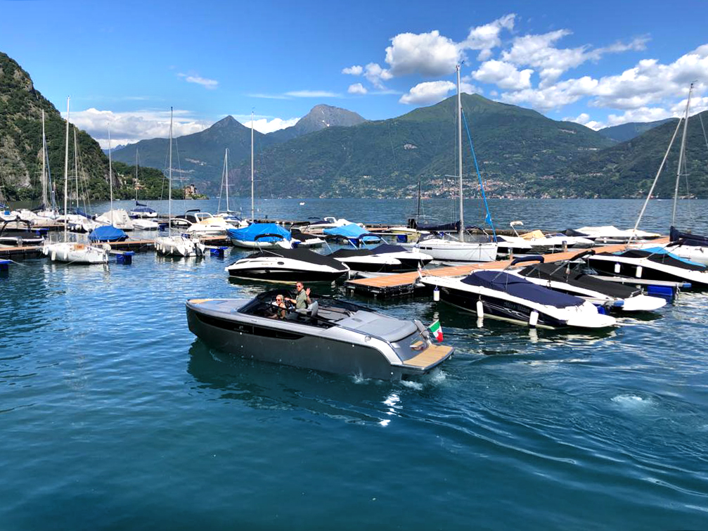 Cranchi_Yachts's tweet photo. We say goodbye to a beautiful E26 Classic while it is sailing away on Lake Como.
Discover the true essence of the Dolce Vita, sporty 8 meter day cruiser, with a unique and sophisticated style 👉🏻 https://t.co/FsAlxFPyDl
#cranchi #cranchiyachts #E26Classic https://t.co/1eiKOUjpJf