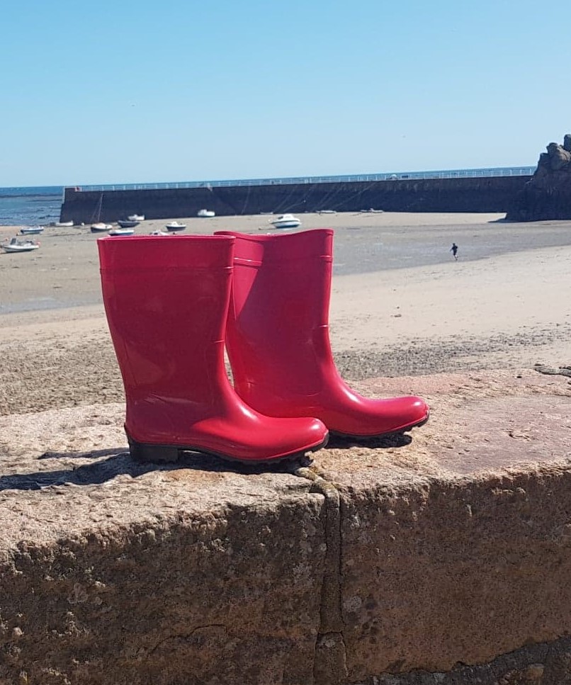 ParslowsJersey's tweet photo. Parslows on site visits out East this week to make the most of this glorious weather. If you are thinking of buying or selling a property contact Mel or Sarah on 849758 or property@parslowsjersey.com #larocque #parslowsredboots #conveyancingjersey #jerseylawyers #sunnyworkday https://t.co/xToUdTnbqT