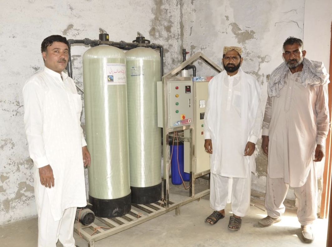 AutourduRiz's tweet photo. Au Pakistan, l’installation de 5 stations de potabilisation de l’eau va permettre à 10 000 habitants de s’alimenter en eau saine. 🤝💧Cela fait partie des projets menés en 2019 grâce à la prime au commerce équitable. https://t.co/Wn4zIHukIS