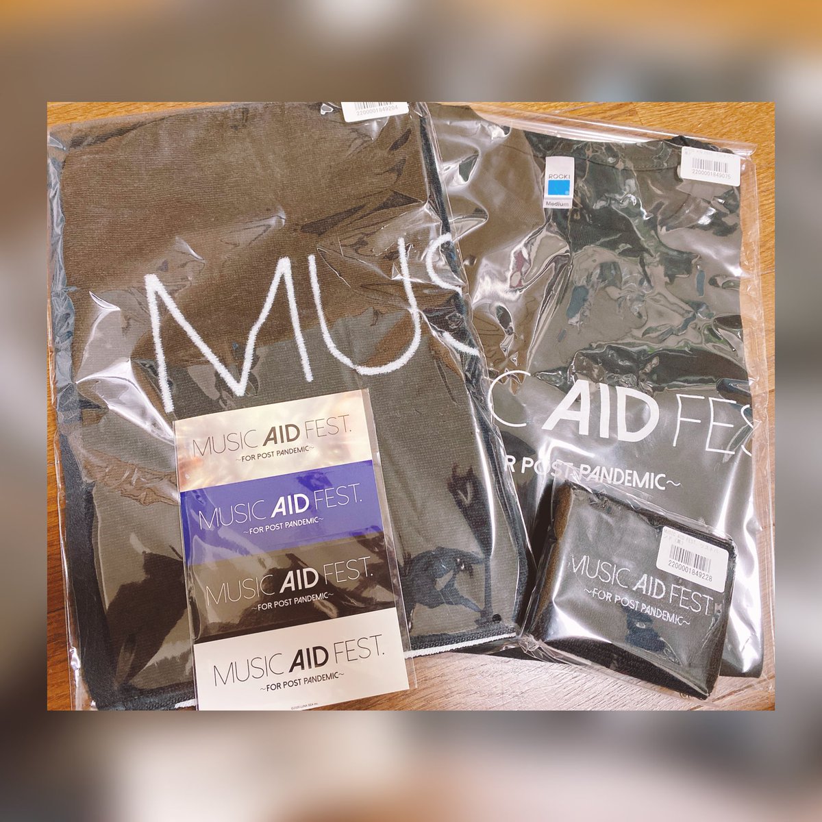 yu_yoshiki_'s tweet image. 注文したことすっかり忘れてたけど...少しでも何か協力できればと注文してたTシャツ、タオル、リストバンド、(ステッカー付)無事届きました🥰                            #MUSICAIDFEST   #LUNASEA