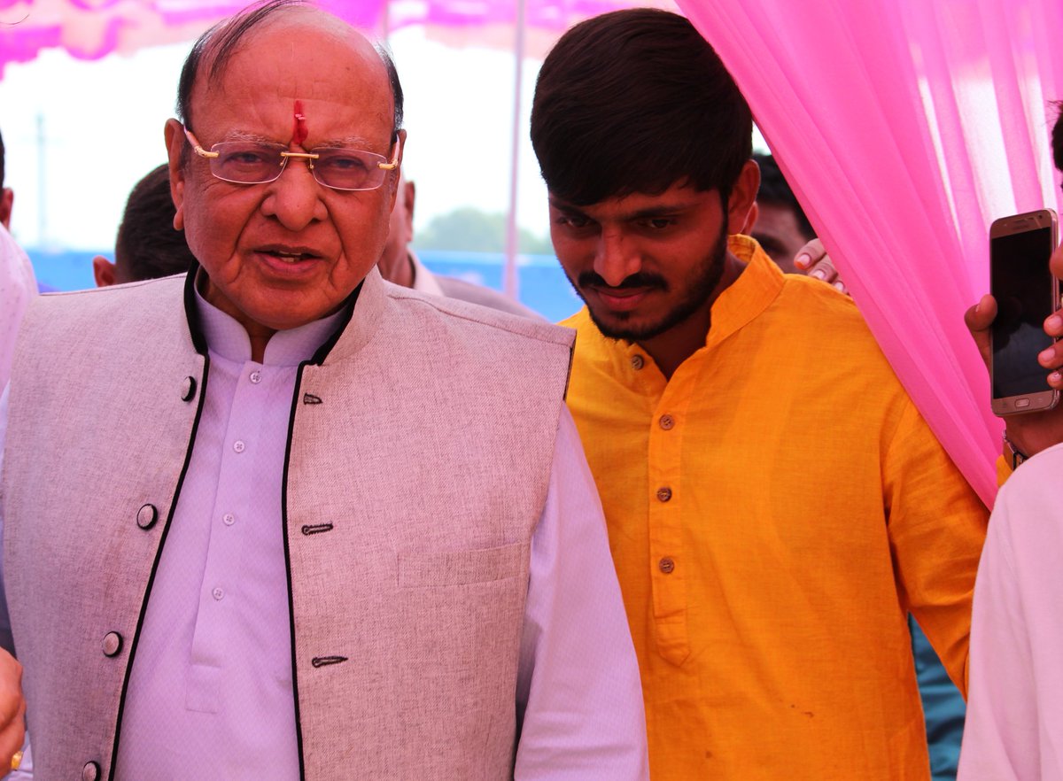 MukhiGhanshyam's tweet photo. ગુજરાત રાજ્યના પૂર્વ મુખ્યમંત્રી શ્રી શંકરસિંહજી વાઘેલા (બાપુ) ને જન્મદિવસની હાર્દિક શુભકામનાઓ💐🙏
@ShankersinhBapu
@parthesh_99 https://t.co/Mz5SlCf6Em