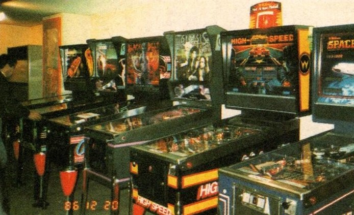 PC巣鴨、1986年12月20日のピンボール・コーナーの様子。手前からスペースシャトル（ウィリアムス）、ハイ･スピード（ウィリアムス）、ジェネシス（ゴットリーブ）、ブラックベルト（バリー）、ハリウッド･ヒート（ゴットリーブ）、コメット（ウィリアムス）。『月刊NG4号』より。#ゲーセンを語ろう
