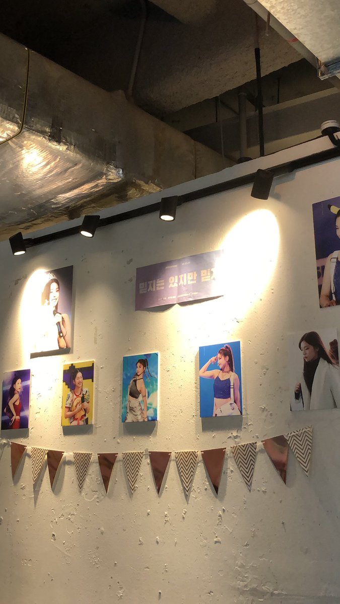 soaringwithyeji's tweet photo. if you’re still at the cafe, we will be giving out foamboards for free at 7pm 💗✨🧸 https://t.co/jca85rZGYB