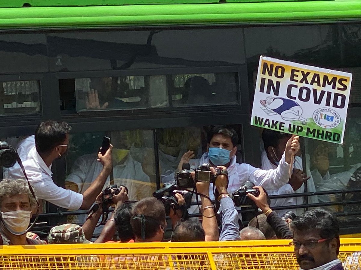 Neerajkundan's tweet photo. हम अपनी जान के दुशमन को अपनी जान कहते हैं,
मोहब्बत की इसी मिट्टी को हिंदुस्तान कहते हैं,
और जो दुनिया में सुनाई दे उसे कहते हैं खामोशी,
जो आँखो में दिखाई दे उसे तूफ़ान कहते हैं।
#WakeUpMHRD 
#NoExamsMHRD 
#NoExamsInCovid https://t.co/o9cb9yuggO