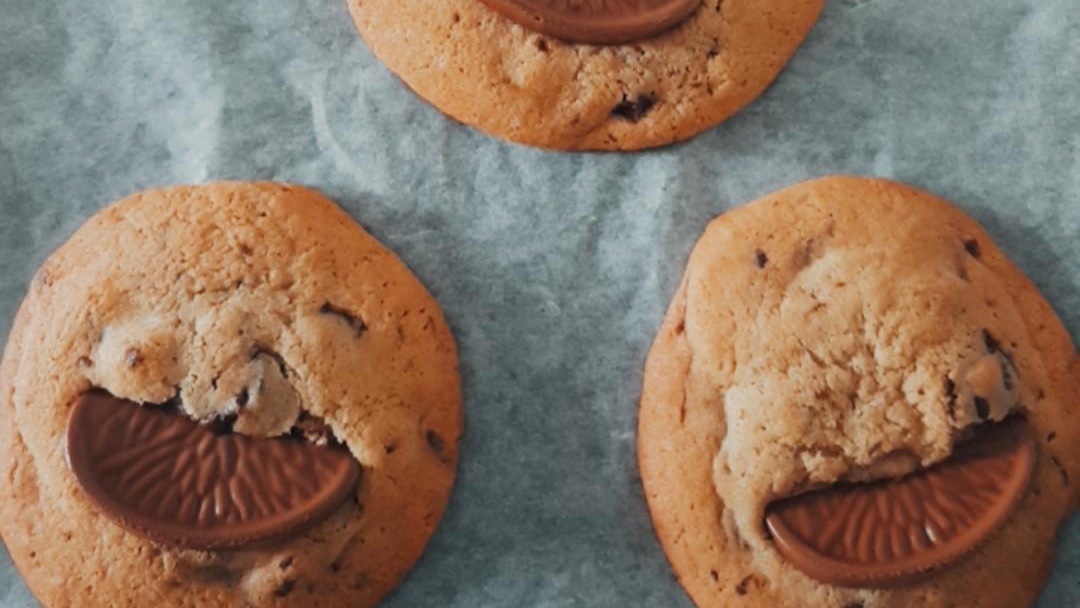 MaddyCaless's tweet photo. Homemade chocolate orange cookies anyone? 🍫🍊🍪 https://t.co/8Q8qI15NuU