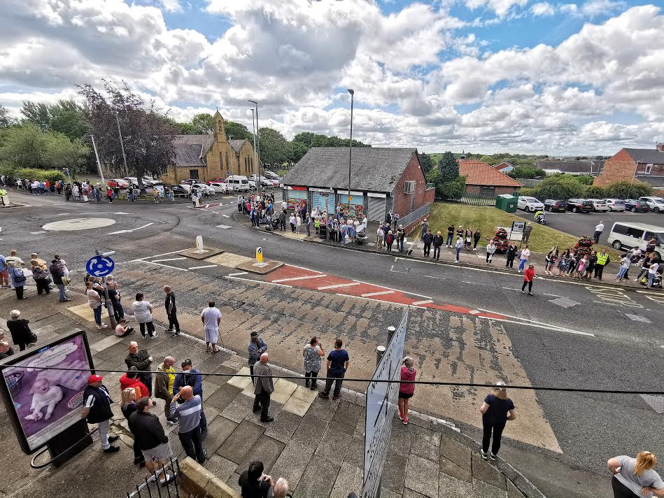 Hundreds of people lined the streets this morning as Jack Charlton's funeral cortège passed through his childhood home town of Ashington, in Northumberland.

Read more: itv.com/news/tyne-tees…