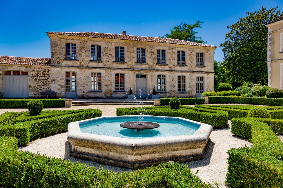 knightfrank's tweet photo. Now is the time to buy: the #bestproperties for sale in #France. View more here: https://t.co/BgCW6v3Ug6 https://t.co/Co79c8ZJ45