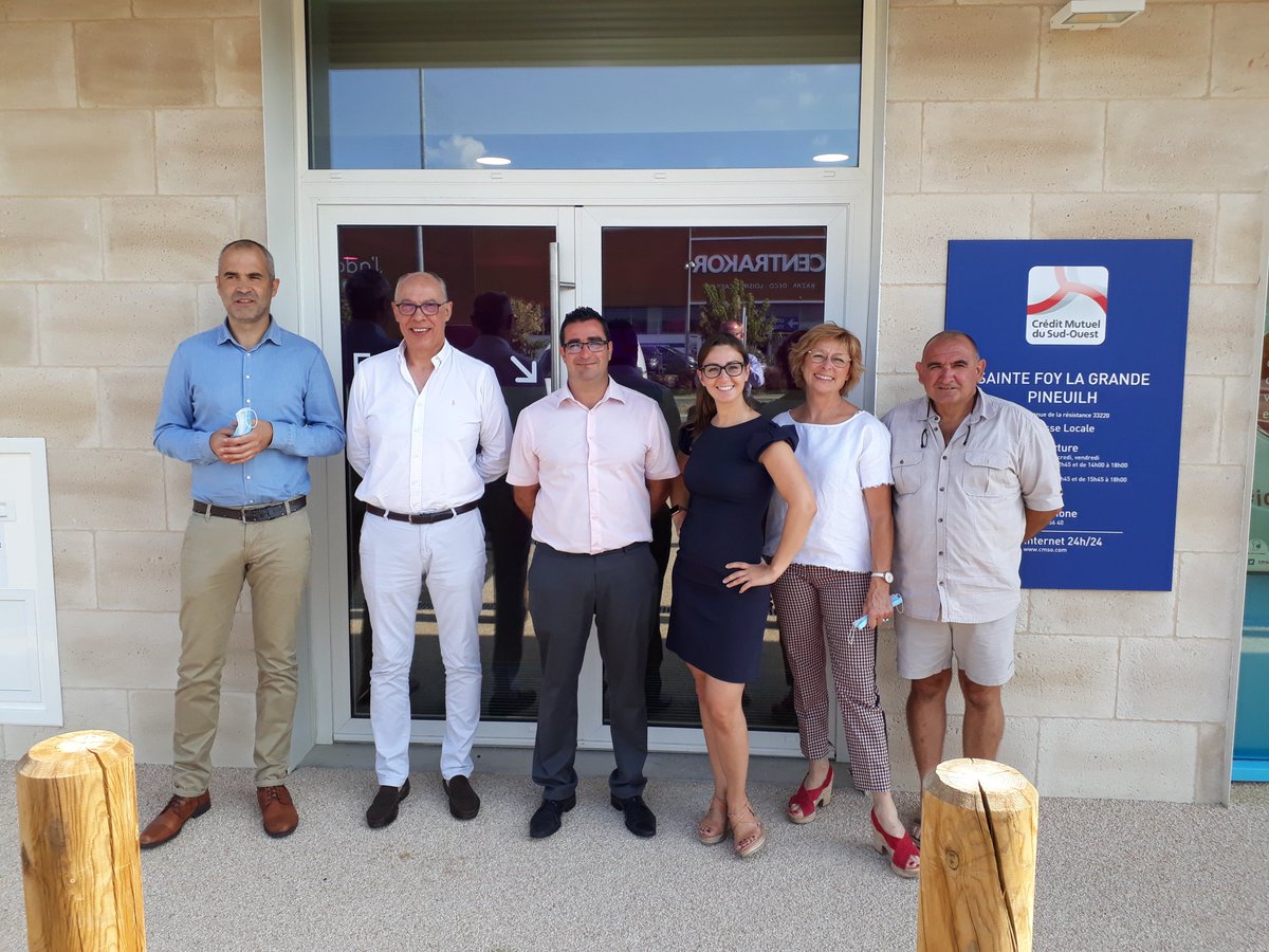 CharlotErwan's tweet photo. Jour 1 pour la nouvelle caisse locale @CMSudOuest  de Sainte Foy la Grande - Pineuilh. Un superbe espace pour accueillir au mieux nos sociétaires et nos clients et un très bel outil de travail pour l'ensemble de l'équipe!
@MoreauV9 @arkea_retail @Genat35722280 @JeanMarcJay1 https://t.co/zbnQTRTWPH