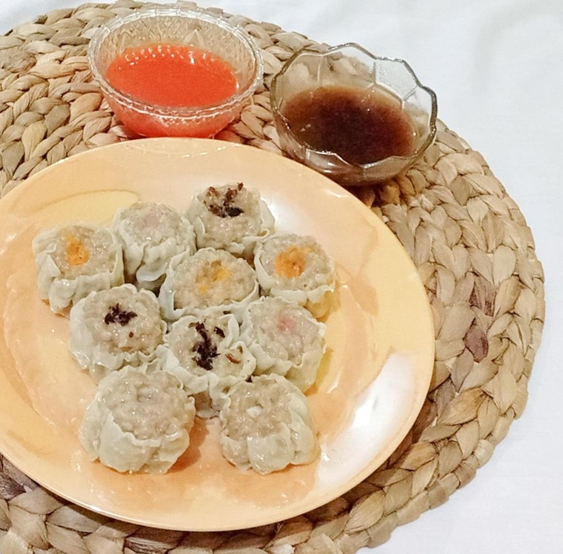arumherliani's tweet photo. Hallo teman teman twitter. Aku mau jualan dagangan ku nih hihi
Ada Sosis Solo (best seller), Risoles Mayonaise, Dimsum dan Macaroni Schotel Kukus. 

Bisa kirim area Jabodetabek via Paxel, 
Bisa langsung kepoin ig nya @lianikitchen https://t.co/KDnfF166SY