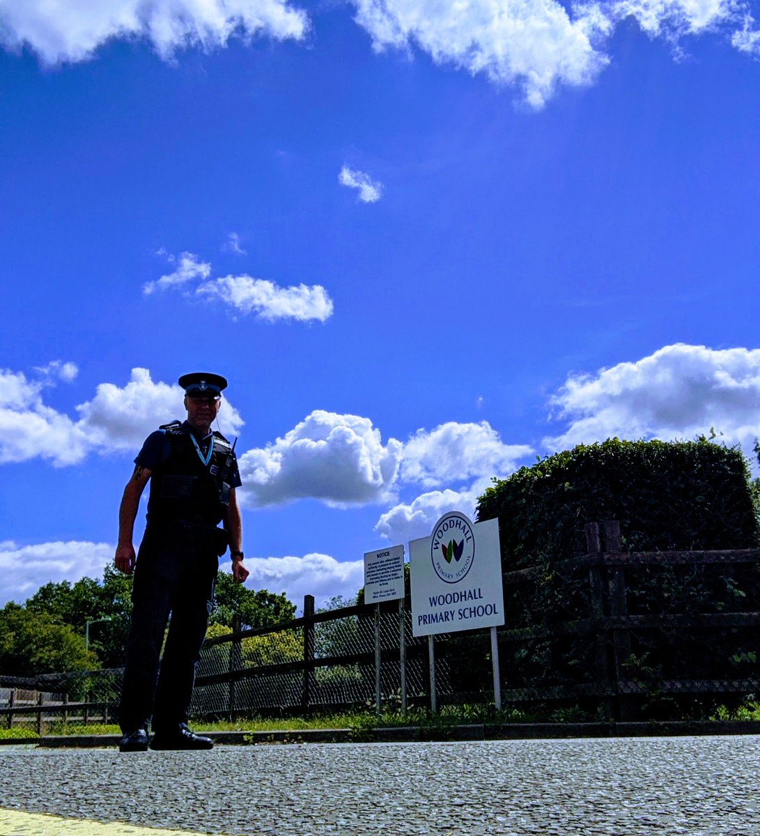 PoliceSudbury's tweet photo. More #FootPatrol🚶‍♂️in Acton Lane/Clermont Ave areas of #Sudbury Great to chat with locals en route. Really looking forward to @woodhallsudbury buzzin again and supporting them and other schools in the area helping our young people #StaySafe #OneCopStop @SuffolkPolice #PCSOSKEGGS👮‍♂️ https://t.co/tPZyL9tQdG