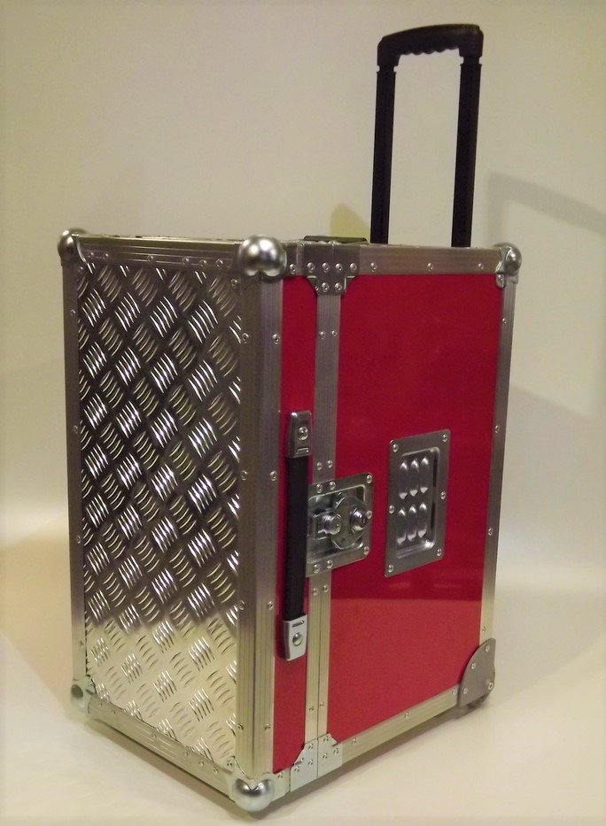 EQUI_CASE's tweet photo. Mini Case to nasza odpowiedź na potrzeby Klientów, którzy oczekiwali niewielkiej paki na akcesoria, którą można bez problemu zabrać ze sobą w trasę :)
Choć jest mniejsza od naszych standardowych rozwiązań, to wykonujemy ją z najwyższą jakością 👌
https://t.co/r1melgc8UF https://t.co/KITfMbVqK8