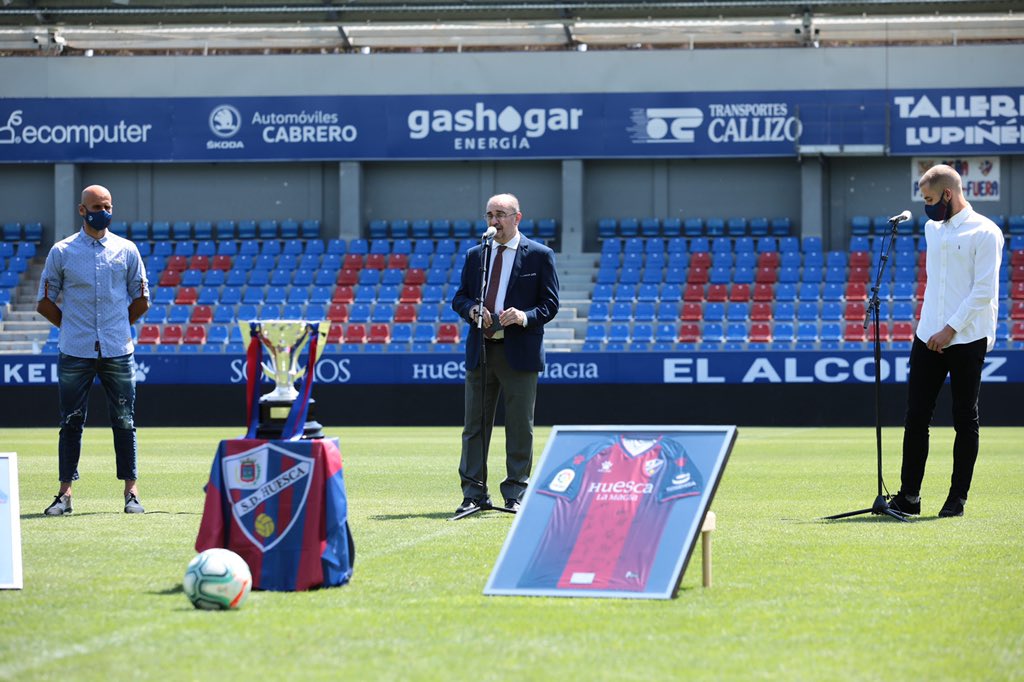 SDHuesca's tweet photo. 🏆 La Copa de #LaLigaSmartBank ya conoce El Alcoraz 🏆

Hoy presentamos el título al @aytohuesca, @DPHuesca y @GobAragon. En representación de una ciudad, una provincia y toda una comunidad.

¡Esto es para todos vosotros! 

#HuescaNoReb1A https://t.co/Ui7S3yWqwO