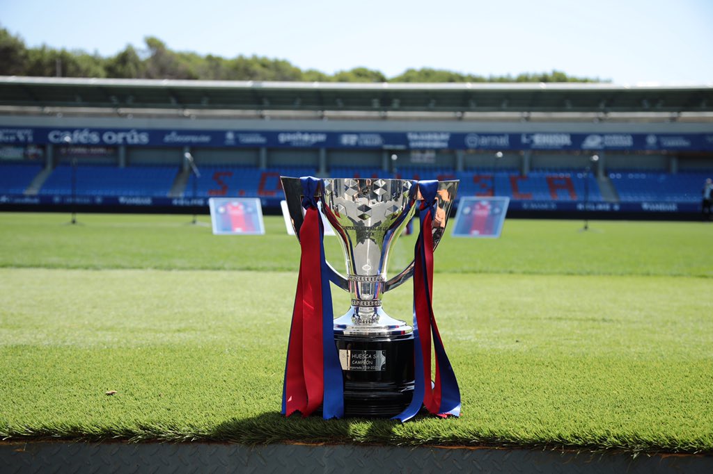 SDHuesca's tweet photo. 🏆 La Copa de #LaLigaSmartBank ya conoce El Alcoraz 🏆

Hoy presentamos el título al @aytohuesca, @DPHuesca y @GobAragon. En representación de una ciudad, una provincia y toda una comunidad.

¡Esto es para todos vosotros! 

#HuescaNoReb1A https://t.co/Ui7S3yWqwO