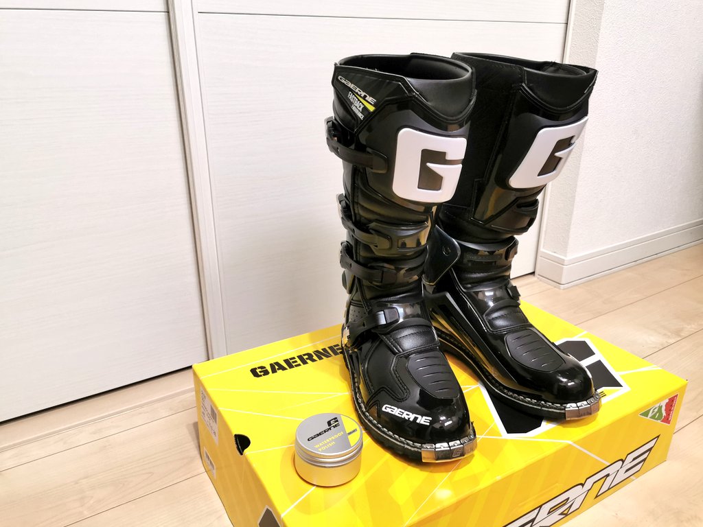 INFINIT_jp's tweet photo. 十数年ぶりのリターンライダーになるにあたって、妻から唯一の約束…
怪我だけは許さない　っと言う事で、人生初の全身プロテクター。

#crf250l
#ガエルネ
#ファストバック
#LEATT
#DUALAXIS https://t.co/Y0uEL3pejw