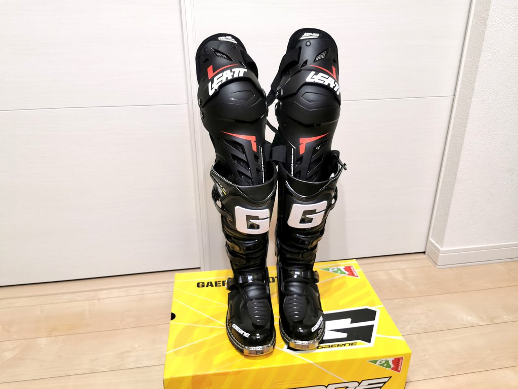 INFINIT_jp's tweet photo. 十数年ぶりのリターンライダーになるにあたって、妻から唯一の約束…
怪我だけは許さない　っと言う事で、人生初の全身プロテクター。

#crf250l
#ガエルネ
#ファストバック
#LEATT
#DUALAXIS https://t.co/Y0uEL3pejw