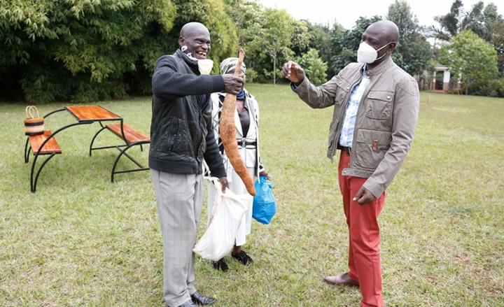OleItumbi's tweet photo. Mzee Kamunyu Wambugu &amp; wife Isabella Wanjiru delivered the Cassava they harvested in their Chinga, Othaya Farm to DP @WilliamsRuto

" You belong to a class of your own. Few people bring me food. Asante sana kwa kunikumbuka...Will visit you in your farm at home in Nyeri" https://t.co/aYBPMH5XPO