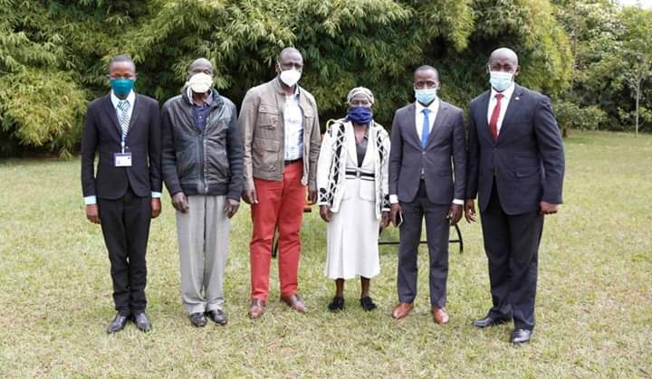 OleItumbi's tweet photo. Mzee Kamunyu Wambugu &amp; wife Isabella Wanjiru delivered the Cassava they harvested in their Chinga, Othaya Farm to DP @WilliamsRuto

" You belong to a class of your own. Few people bring me food. Asante sana kwa kunikumbuka...Will visit you in your farm at home in Nyeri" https://t.co/aYBPMH5XPO
