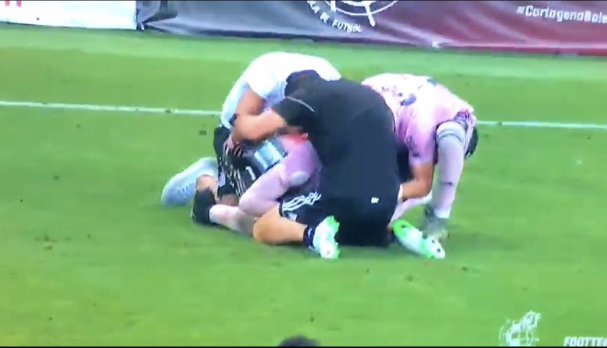 En estas ultimas horas estoy leyendo mucho mi nombre..Y me encantaría que también saliesen estos 3 nombres <a href="/davidlastra29/">david fernandez</a> <a href="/Estteve1/">Esteve Peña Albons</a> <a href="/fran_ct99/">Fran Martinez</a>  porque habéis sido igual de IMPORTANTES que el afortunado que pudo sacar la mano derecha para darnos la GLORIA! GRACIAS 🧤