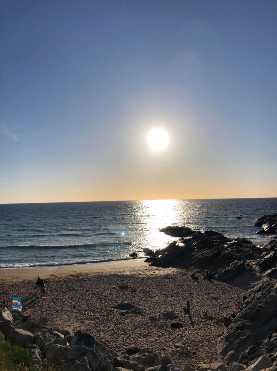 #sunset #sunshine #summerholidays #summernights #sunydays #fistralbeachbar #fistralbeach #beautiful #viewtodiefor #sunsetdrinks #beachholiday #bytheocean #tranquility #naturephotography #smarties_surf_lodge #hostel #guesthouse #bookdirect #afterlockdown #freshair #seasideholiday