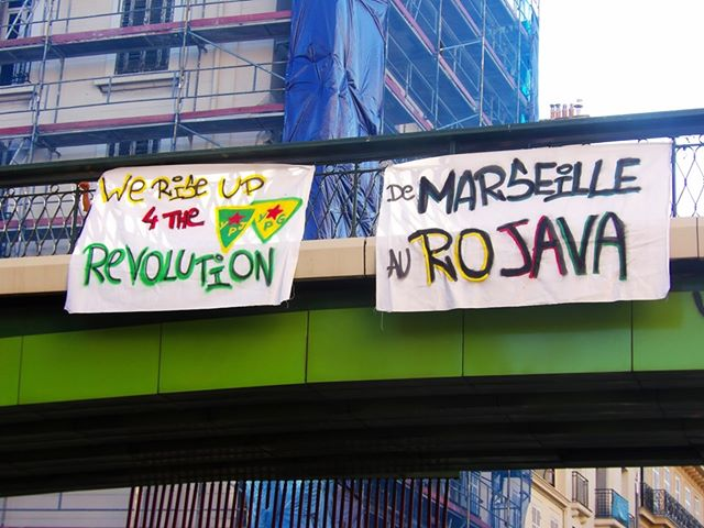 KurdistanAu's tweet photo. Un groupe d'activistes antifascistes, féministes s'est mobilisés le week-end dernier à Marseille à l'occasion du huitième anniversaire de la révolution féministe, écologique, pluraliste... du Rojava.
#RisUp4Rojava #WomenDefendRojava #RojavaRevolution #SoresaRojava #Syrie https://t.co/ykS3I4W5Ox