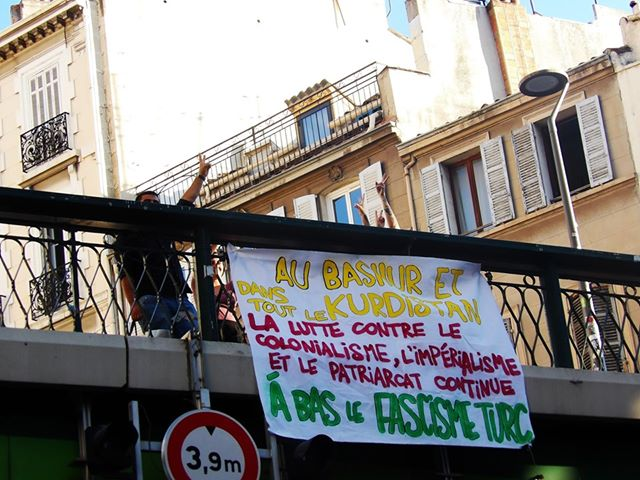 KurdistanAu's tweet photo. Un groupe d'activistes antifascistes, féministes s'est mobilisés le week-end dernier à Marseille à l'occasion du huitième anniversaire de la révolution féministe, écologique, pluraliste... du Rojava.
#RisUp4Rojava #WomenDefendRojava #RojavaRevolution #SoresaRojava #Syrie https://t.co/ykS3I4W5Ox