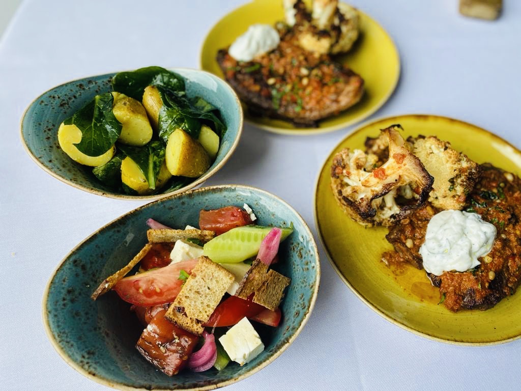 HickoryFood's tweet photo. Indulge in a Mediterreanean-inspired feast delivered to your door by Hickory@Home. 3 courses for 2 plus wine and nibbles for £65 – or £50 per box if you buy 5 or 6 boxes for a crowd!
https://t.co/tHM9iRghQN 

#hickoryathome #hickoryfood #homediningexperience https://t.co/a28HTeagO7