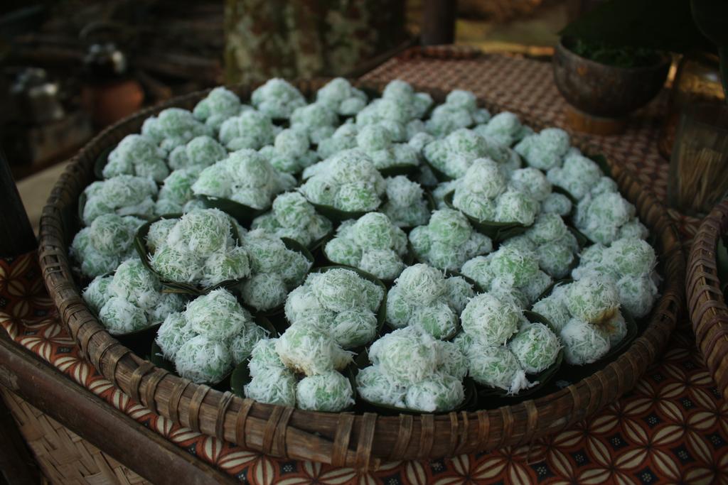 Klepon menjadi salah satu kuliner favorit disini kerso mboten pak <a href="/ganjarpranowo/">Ganjar Pranowo</a> <a href="/NUgarislucu/">NU Garis Lucu</a> <a href="/jokowi/">Joko Widodo</a> @Kemenparekraf <a href="/Genpi_Co/">GenPI.co</a> <a href="/genpi_id/">Generasi Pesona Indonesia</a> <a href="/GenPIJateng/">GenPIJateng</a> <a href="/GenpiNews/">GenPI News Indonesia</a> 

#klepon