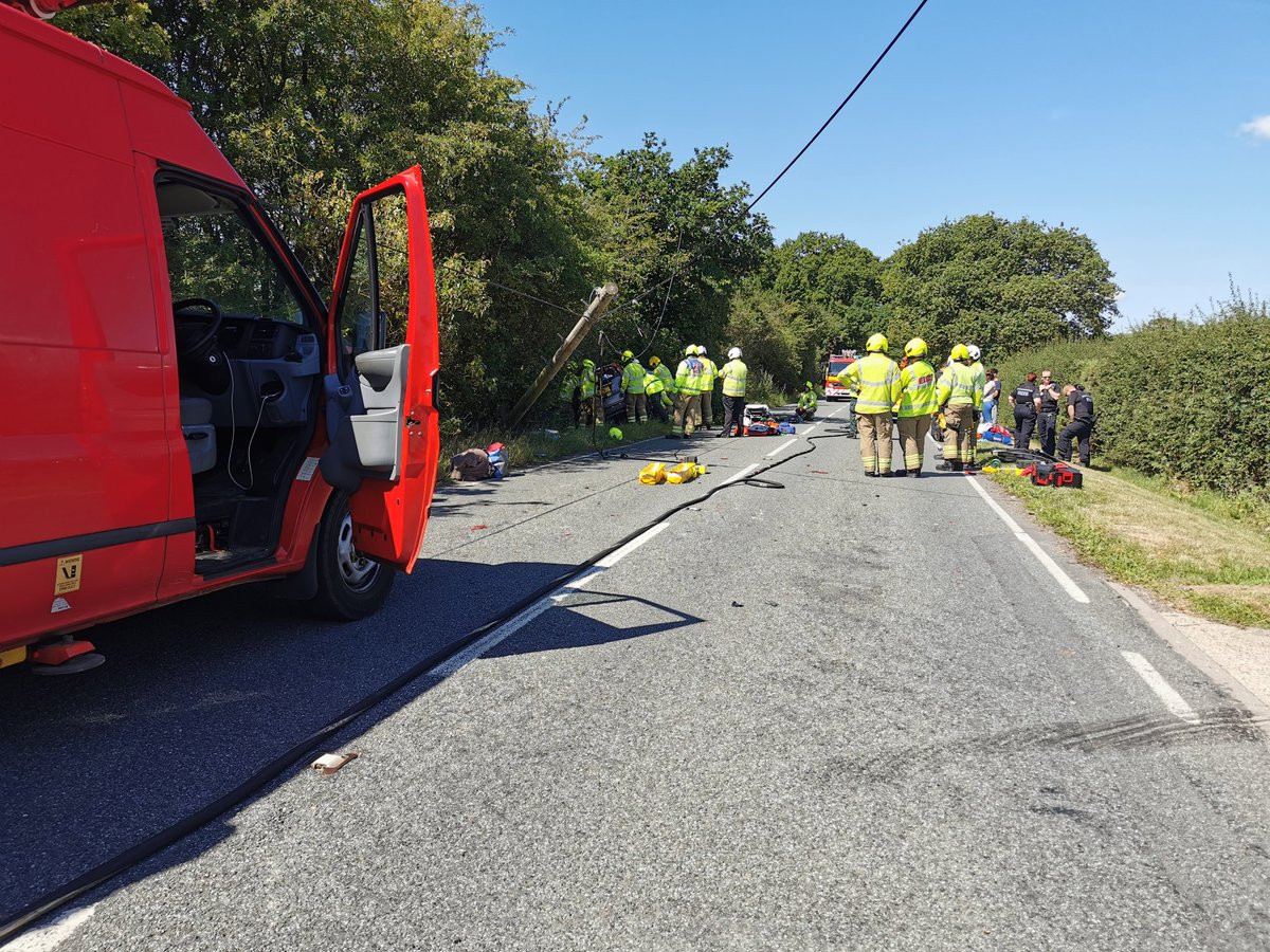 Tadley12's tweet photo. #Belllsdown 10:18 - RTC trapped, B3058. Assist @RBFRSofficial @MortimerStn @NewburyFS @WhitleyWoodFS - RTC involving 2 cars. One person extricated and now in the care of @SCAS999 #OneTeam https://t.co/a12D8F6xQq