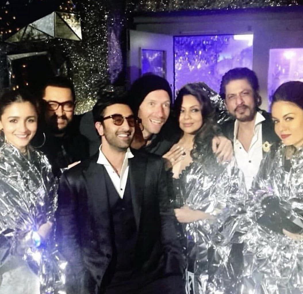 Remembering when #ShahRukhKhan, #GauriKhan, #AamirKhan, #RanbirKapoor, #AliaBhatt and #NatashaPoonawalla posed for a picture with #Coldplay singer #ChrisMartin.