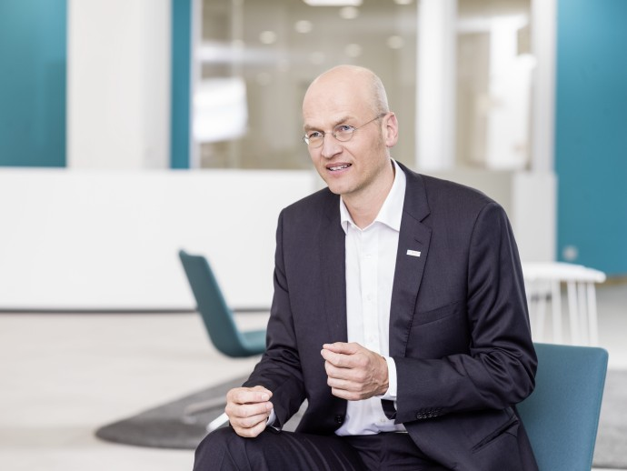 BoschPress's tweet photo. “Supplying #software from a single source is our response to the enormous challenge of making cars ever more digitalized,” says Bosch board of management member Harald Kroeger #FutureofMobility #VehicleComputer #Digitalization 
Learn more here ▶️https://t.co/TysPOCgUpI https://t.co/0oK8rdQAJr