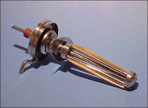 WhoresofYore's tweet photo. From the depths of demented Victorian gynaecology, I bring you Lawson's Vaginal Washer, designed to clean the inside of the vagina by by squirting in perforated water and *shudders* rotating the scrapers.
https://t.co/5TrMYRzlMA https://t.co/94Mfb8o1qM