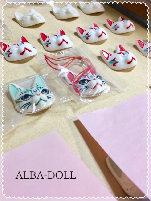 𝐀𝐋𝐁𝐀 𝐃𝐎𝐋𝐋 受注商品製作中 お面の進捗状況 狛猫の小サイズの下塗りをしています 狛猫のおチビさん のお面は 彩色は細かいですが可愛いので塗るのは楽しいです ちなみに 画像ピンクの紙の下はお耳に色を入れたばかりの 白緑 の狛猫さん