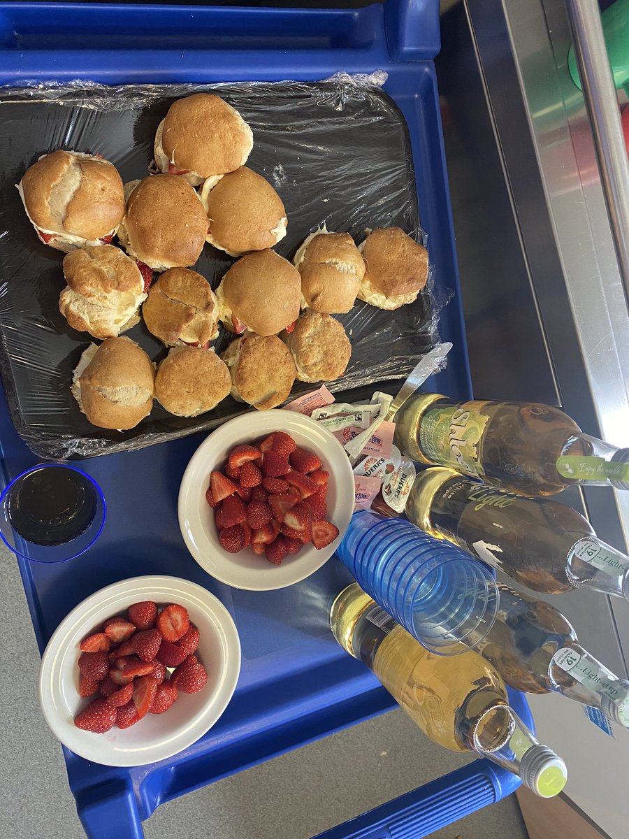 AmberWardNotts's tweet photo. Wimbledon may not have taken place this year but it didn’t stop the ward enjoying the throwback matches #Wimbledon #amberward #nhs #millbrook #nottshc https://t.co/UzRMxk8sMI