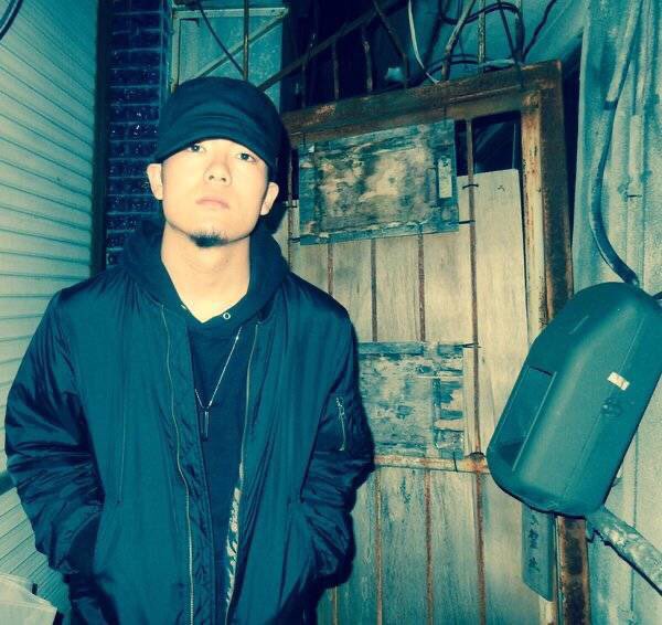 samurai_kny's tweet photo. 🔥SIDE COLLECTIONアーティスト発表🔥

16日目の今日は‼️

Name : 蛆密
Rep : Iwakuni side
岩国サイファーで、経験、実績を積み重ね、
現在ではビッグパーティーでアクトを務めるほど。
得意技 : 日本酒
https://t.co/G77jrx7Ay1

#SideCollection
#蛆密 https://t.co/0z4wrWvOM3