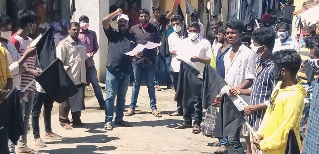 AjithApj5's tweet image. 🖤❤#கழக_தலைவர்_தளபதி  அவர்களின் ஆணைக்கினங்க கொரோனா காலத்திலும் #மின்கட்டணத்தில் கொள்ளையடிக்கும் அதிமுக அரசைக் கண்டித்து கருப்பு கொடியேற்றி பதாகையுடன்  கண்டன ஆர்ப்பாட்டத்தில் ஈடுபட்ட போது...🖤❤