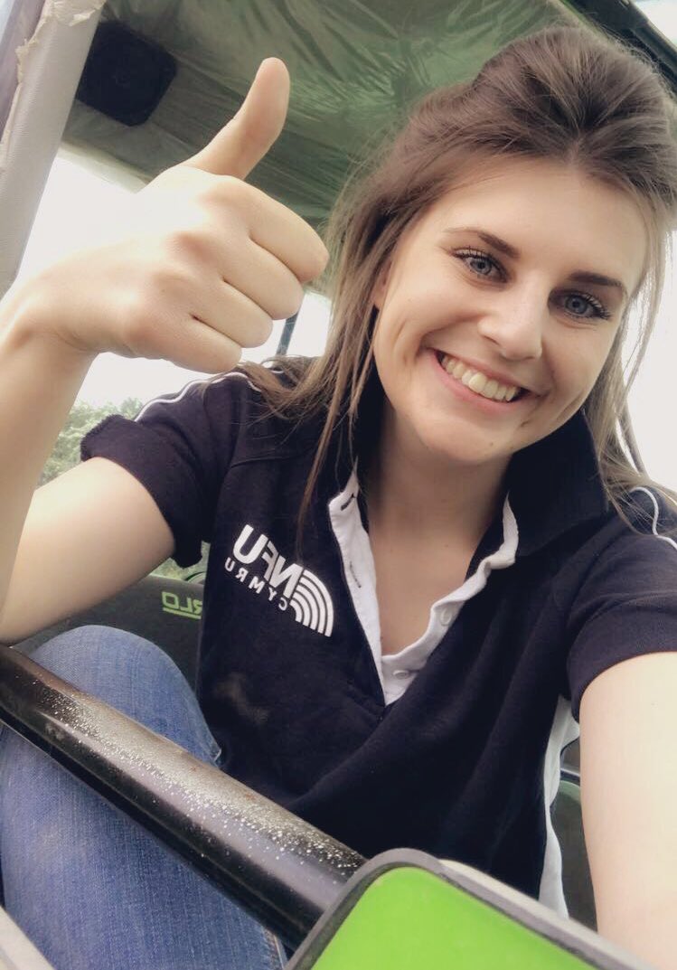 Thumbs up for #SheWhoDaresFarms day! @NFUCymru @NFUtweets 😃