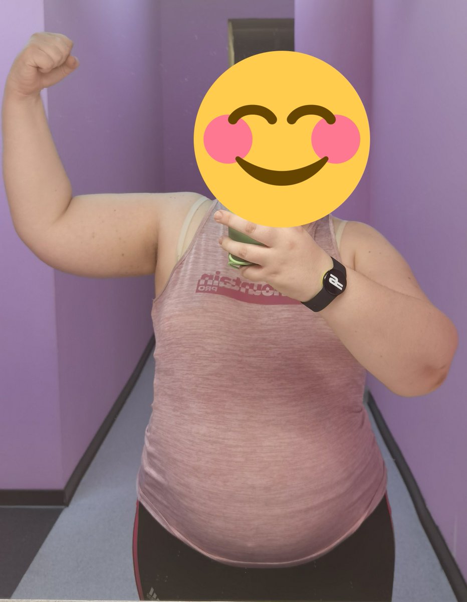 HormingAtomica's tweet photo. Bueno, después de un mes de gimnasio sin ver apenas avances... Hoy he vuelto a hacer brazos, y se supone que ahí hay músculos. Mi primera foto para intentar llegar al #mazadas en algún momento. 2020, no me falles en esto. https://t.co/lBJoIPlJ7u