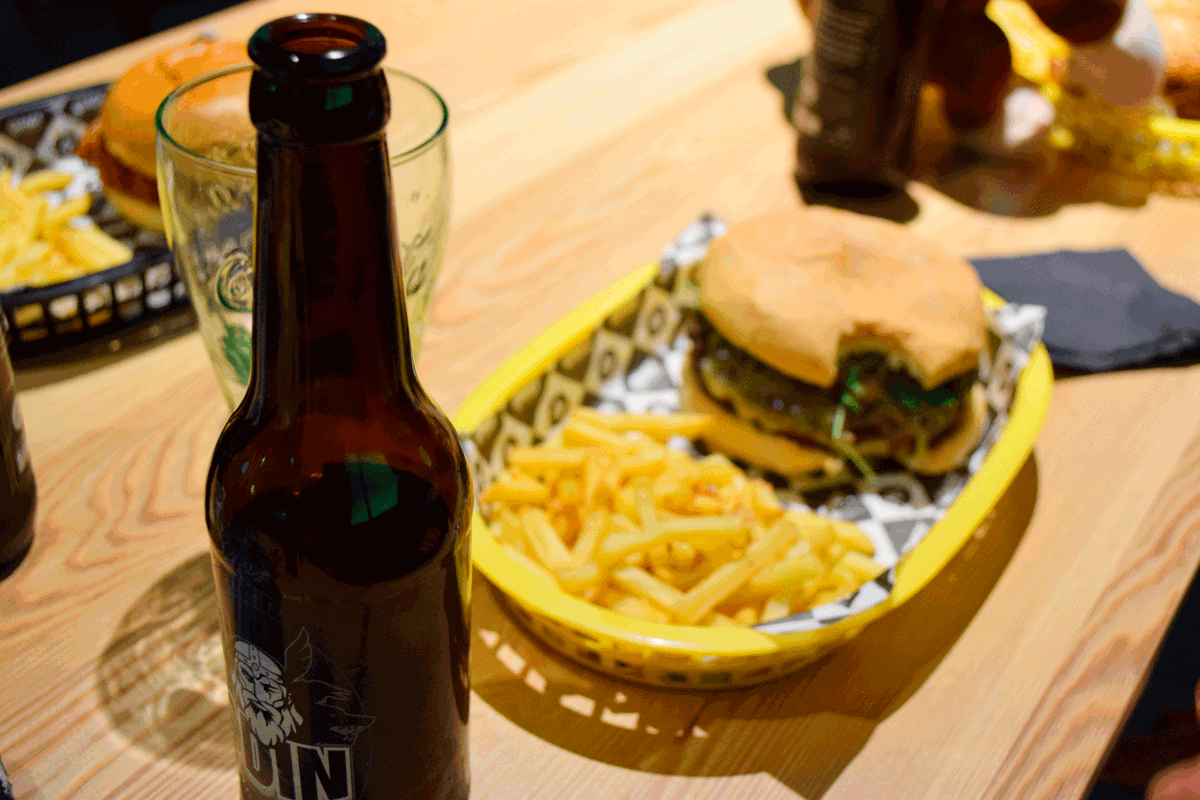 🤔 Y tú, ¿de qué equipo eres?

🔁 De los que esperan a que todos tengan su plato para comer
❤ De los que no duda en empezar en cuanto le llega la comida

Hombre, con esta hamburguesa, cualquiera tiene la paciencia de esperar...