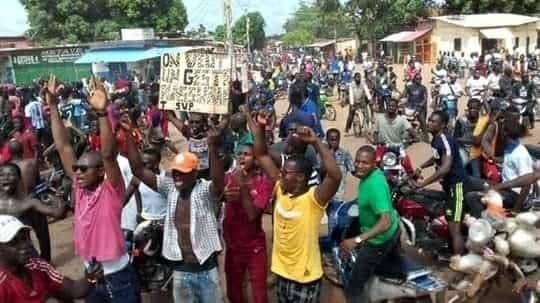 DeUfdg's tweet photo. Haute Guinée : Ce mardi 21 juillet 2020 la jeunesse sont dans les rues de kankan pour exiger l'eau, l'électricité et des routes pour la ville de kankan.
@GouvGN @alphacondepresi @IbrahimaKFofana @dr_pades @Cellou_UFDG @Observateurs @le_Parisien @RFIAfrique @Le_Figaro @Mediapart https://t.co/6jxKlczEFE