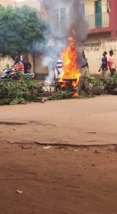 DeUfdg's tweet photo. Haute Guinée : Ce mardi 21 juillet 2020 la jeunesse sont dans les rues de kankan pour exiger l'eau, l'électricité et des routes pour la ville de kankan.
@GouvGN @alphacondepresi @IbrahimaKFofana @dr_pades @Cellou_UFDG @Observateurs @le_Parisien @RFIAfrique @Le_Figaro @Mediapart https://t.co/6jxKlczEFE