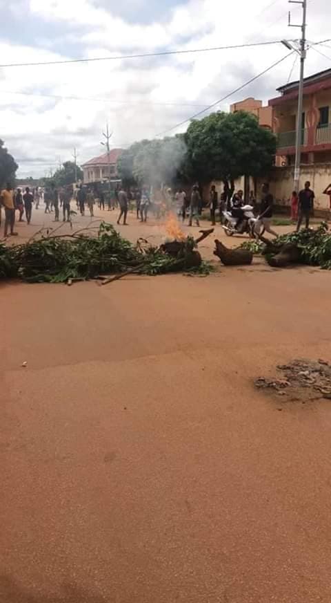 DeUfdg's tweet photo. Haute Guinée : Ce mardi 21 juillet 2020 la jeunesse sont dans les rues de kankan pour exiger l'eau, l'électricité et des routes pour la ville de kankan.
@GouvGN @alphacondepresi @IbrahimaKFofana @dr_pades @Cellou_UFDG @Observateurs @le_Parisien @RFIAfrique @Le_Figaro @Mediapart https://t.co/6jxKlczEFE